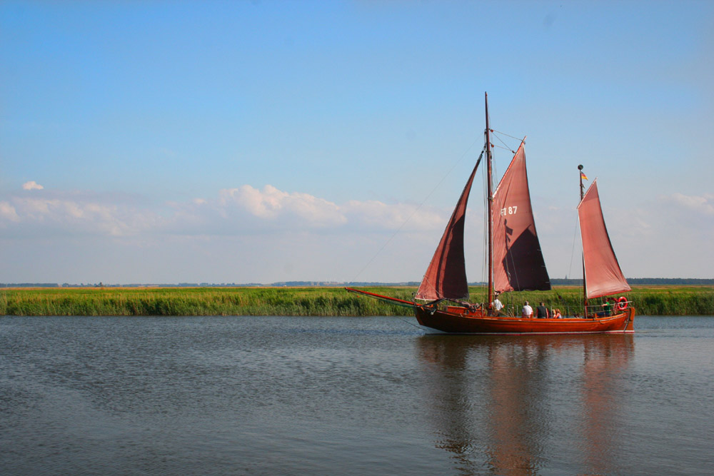 Zeesenboot beim Hafen in Zingst