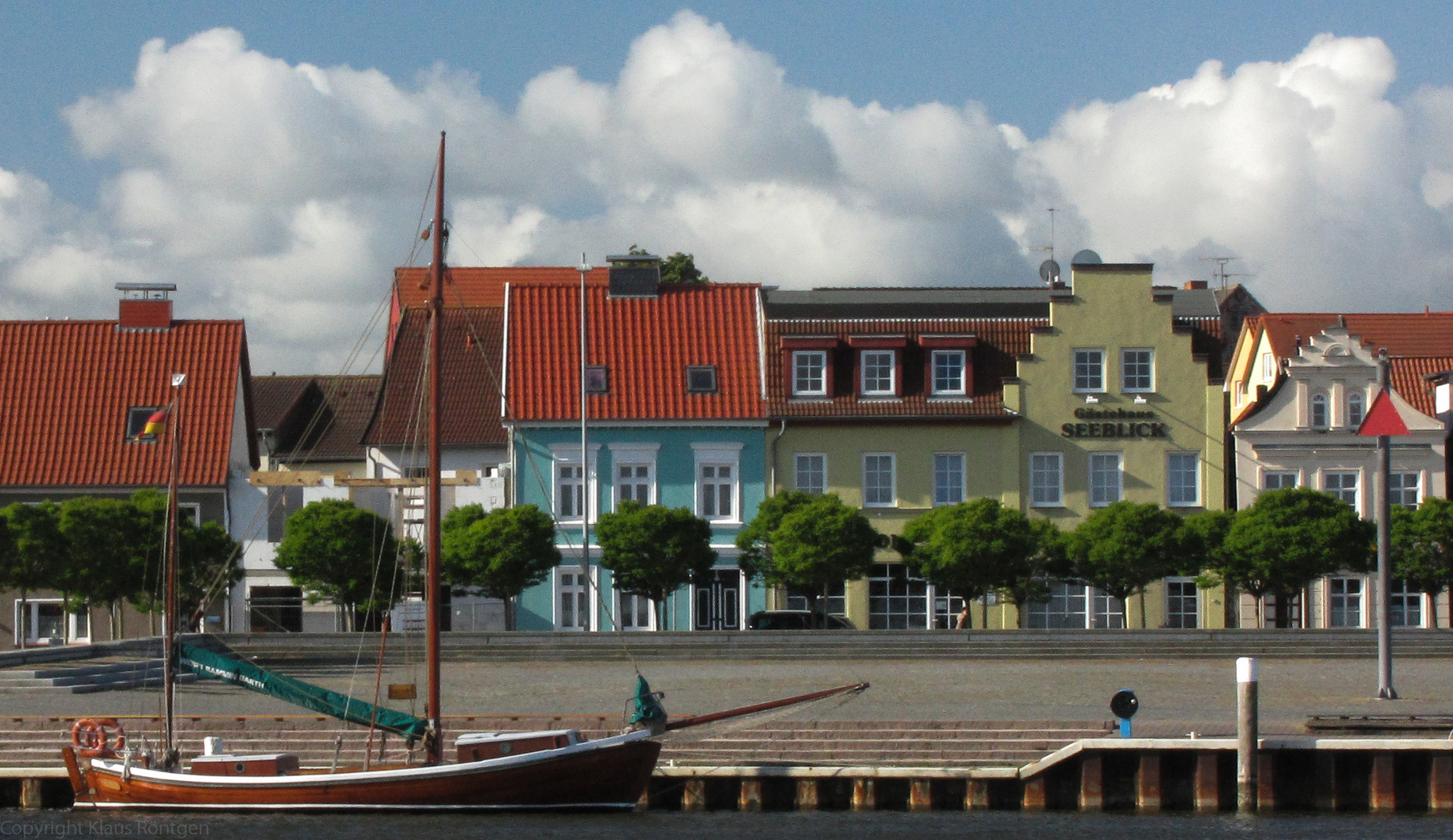 Zeesenboot vor der Barther Hafenpromenade