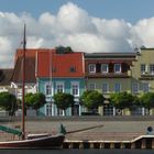 Zeesenboot vor der Barther Hafenpromenade