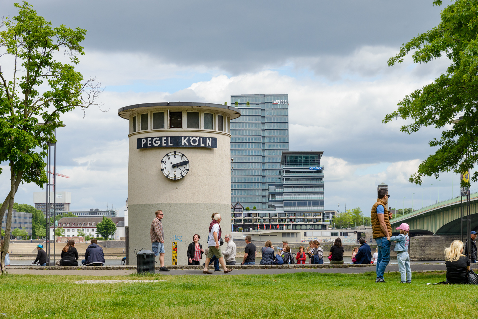 Zehn nach vierzehn Uhr in Köln und Wasser Pegel steht