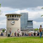 Zehn nach vierzehn Uhr in Köln und Wasser Pegel steht