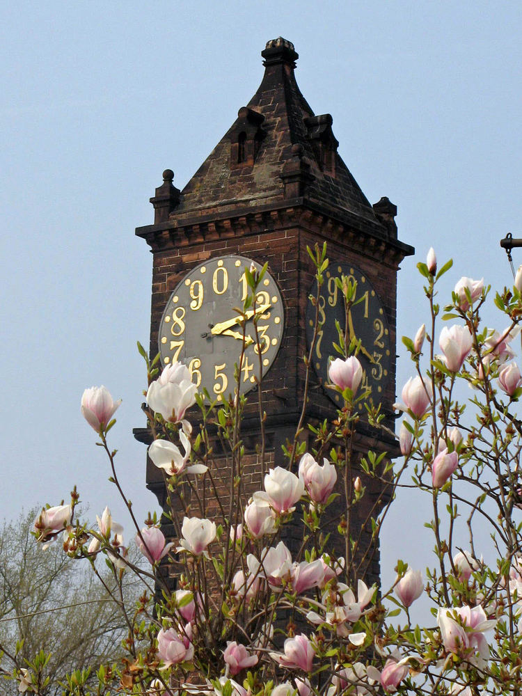 Zeigt im Frühling eine Uhr zwei Zeiten an?