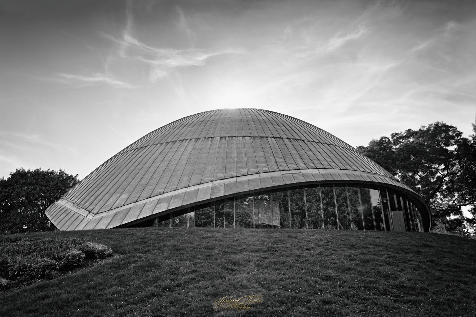 Zeiss Planetarium Bochum vom untergehenden Zentrum des Sonnensystems geküsst