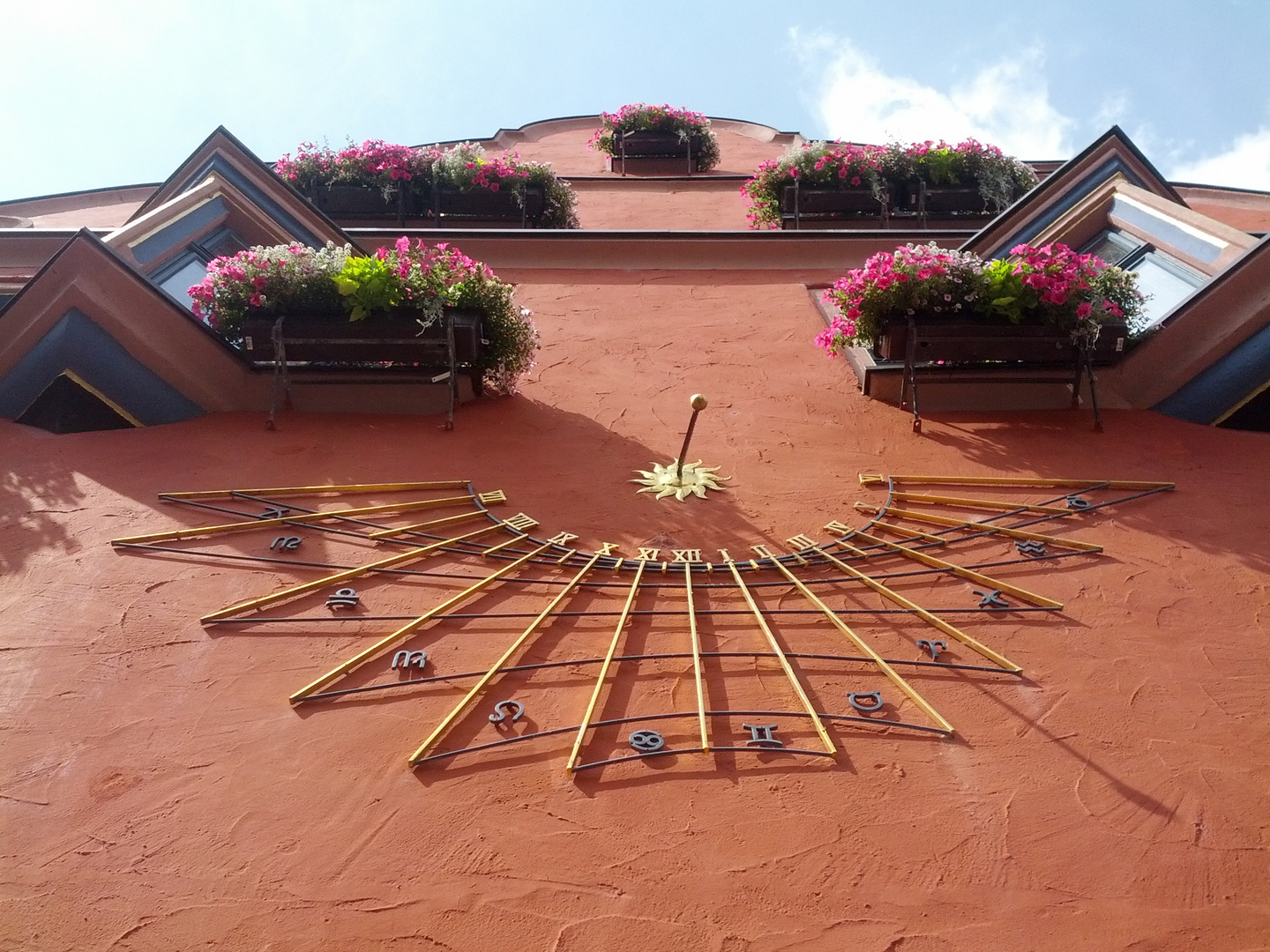 Zeit ist relativ - Sonnenuhr am alten Rathaus in Lahr