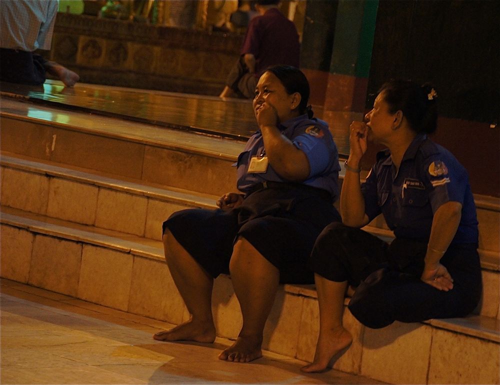 zeit zum stochern in den zahnderln :-), shwedagon, yangon 2011