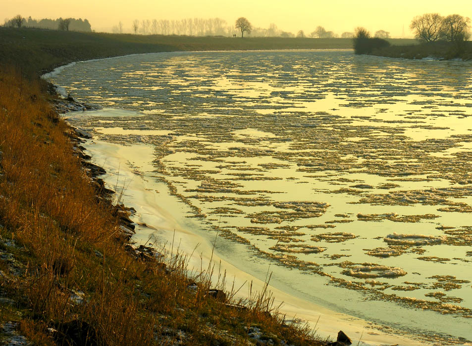 Zeitdokument: Eisgang an der Weser im Winter 2006...