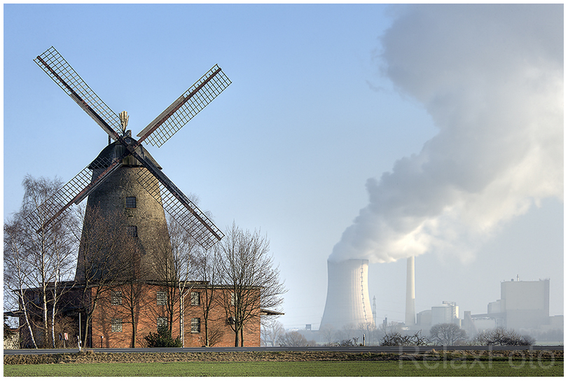 "Zeitenwandel" - Historische Windmühle vor Kohlekraftwerk