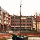 Zeitgenössisches Schiff im historisches Hafenbecken