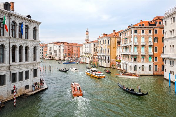 Zeitlose Reise auf Venedigs Wasserstraßen