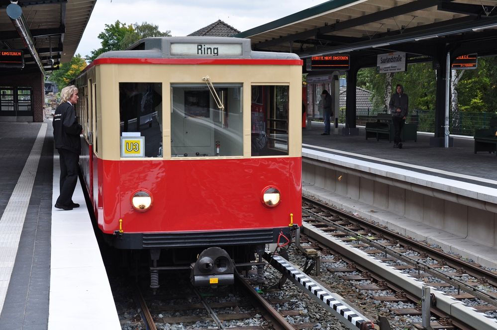 Zeitreise in einer historischen U-Bahn während der Fahrzeugparade...