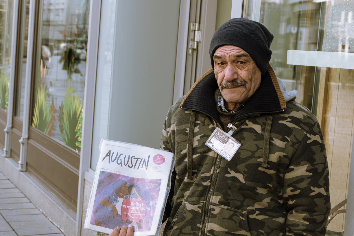 Zeitungskolporteur am Graben in der Wiener City.