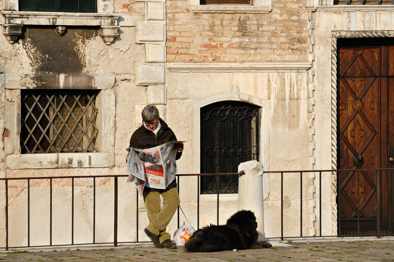 Zeitungsleser am Campo Sant´Angelo