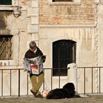 Zeitungsleser am Campo Sant´Angelo