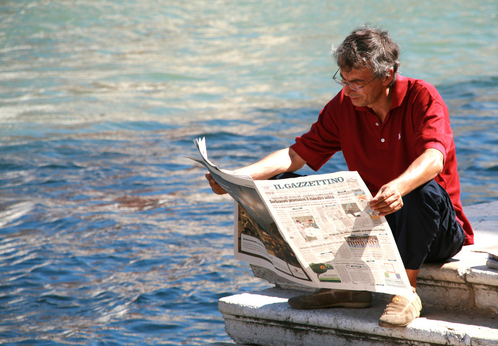 Zeitungsleser am Canale Grand (Venedig)