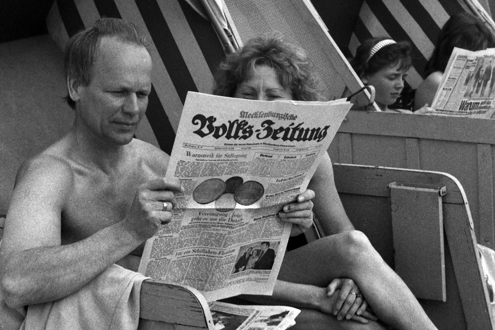 Zeitungsleser im Sommer 1990 in Warnemünde