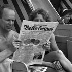 Zeitungsleser im Sommer 1990 in Warnemünde