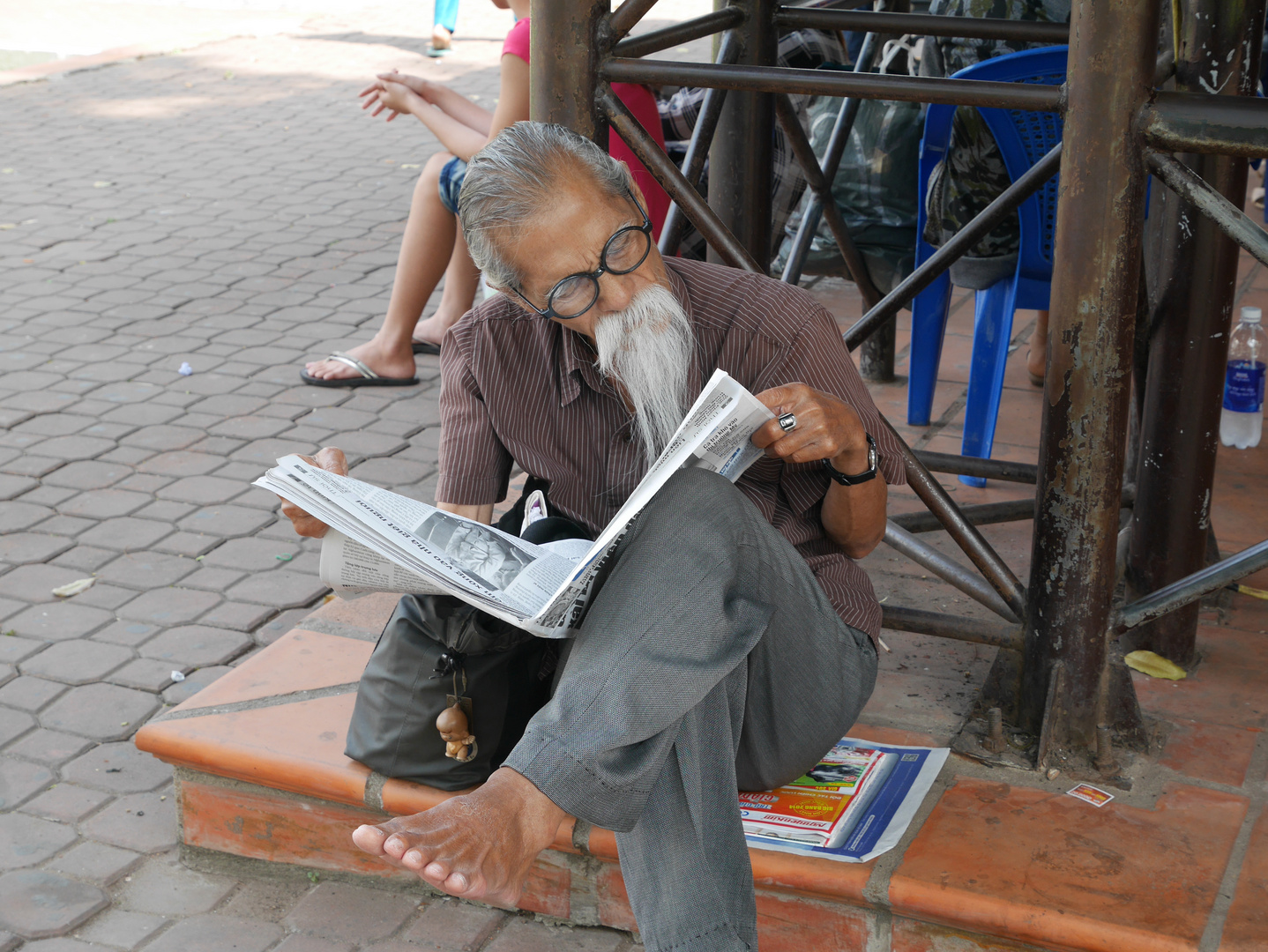 Zeitungsleser in Ho Chi Minh