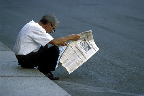 Zeitungsleser in Mailand