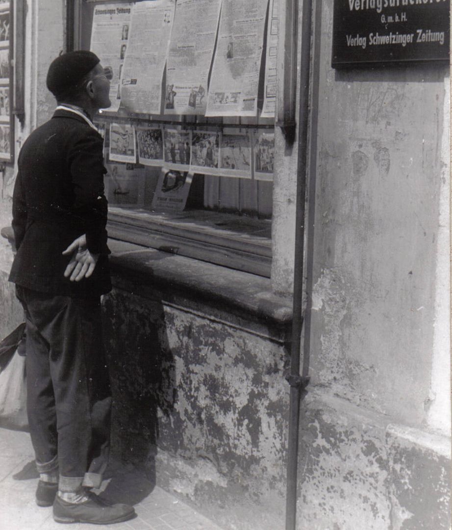 Zeitungsleser in Schwetzingen (1954)