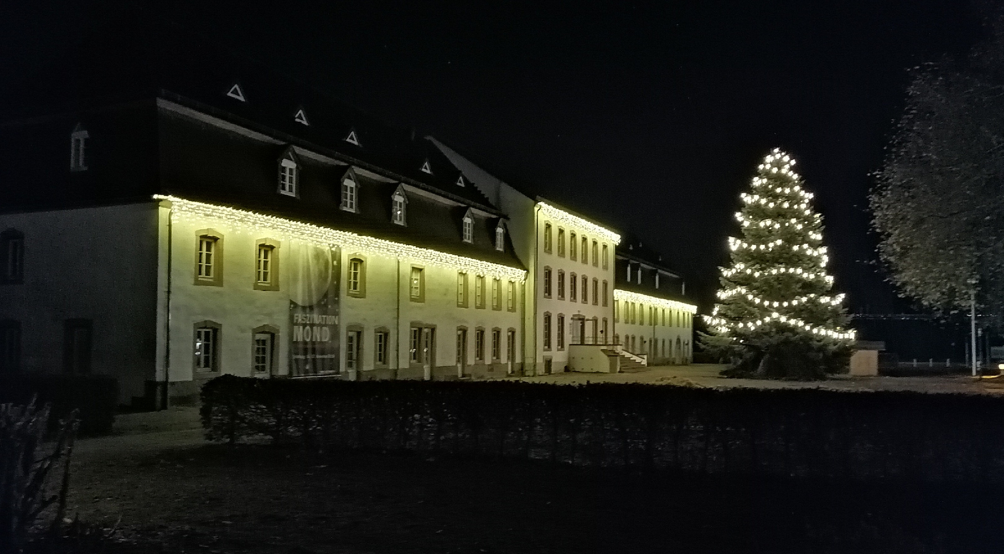 Zeitungsmuseum bei Nacht