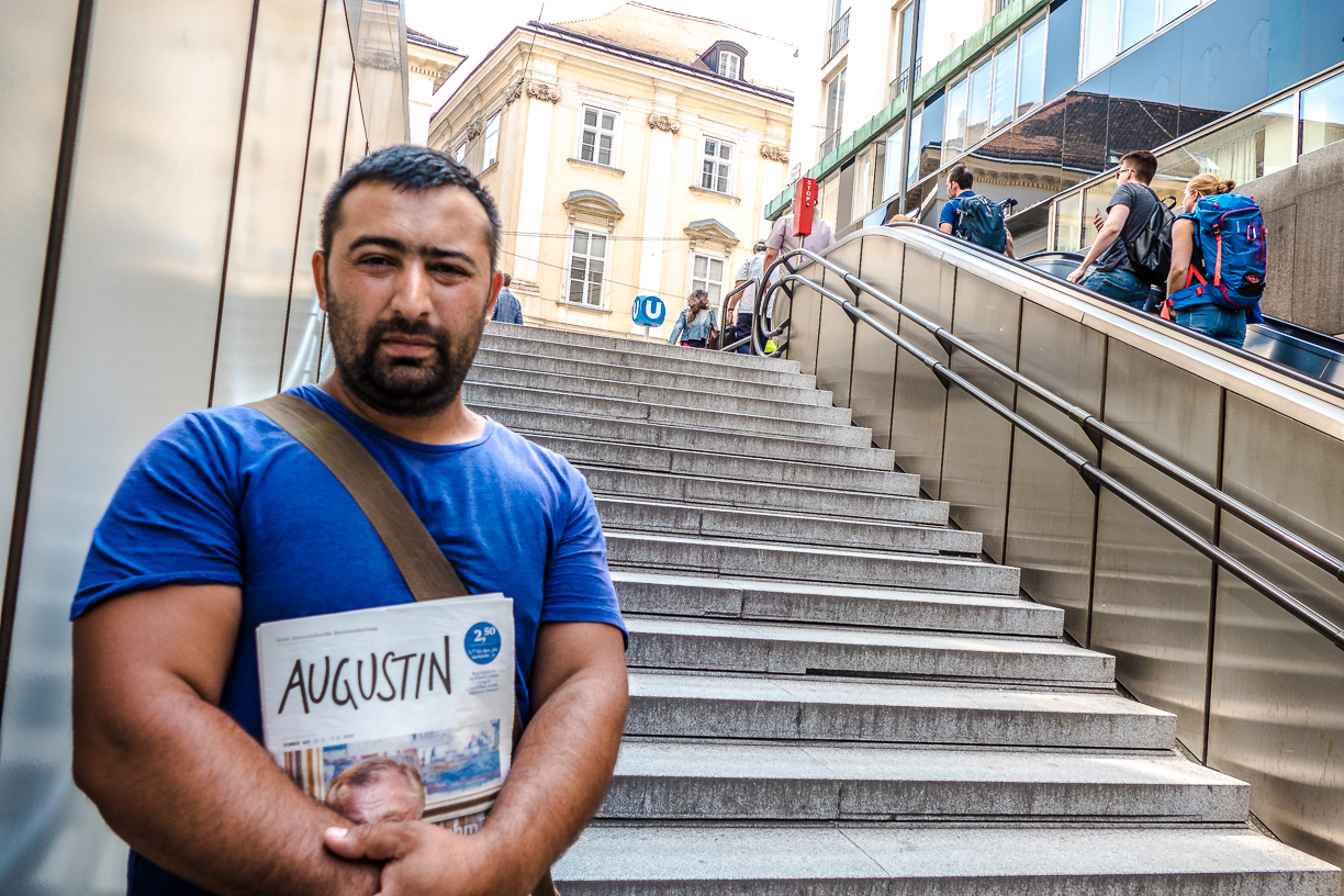 Zeitungsverkäufer "Augustin" in der City 