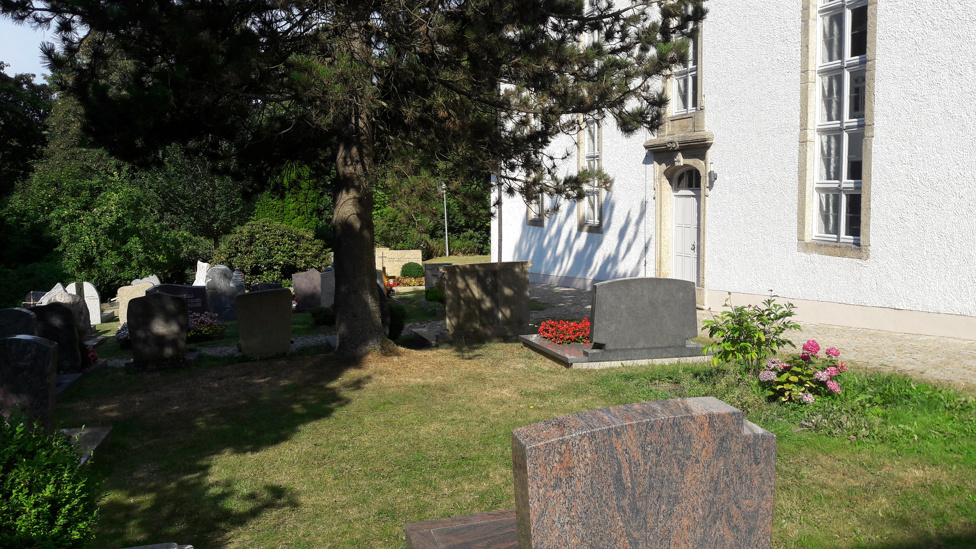 Zell im Fichtelgebirge : Ruhestätte neben der Kirche