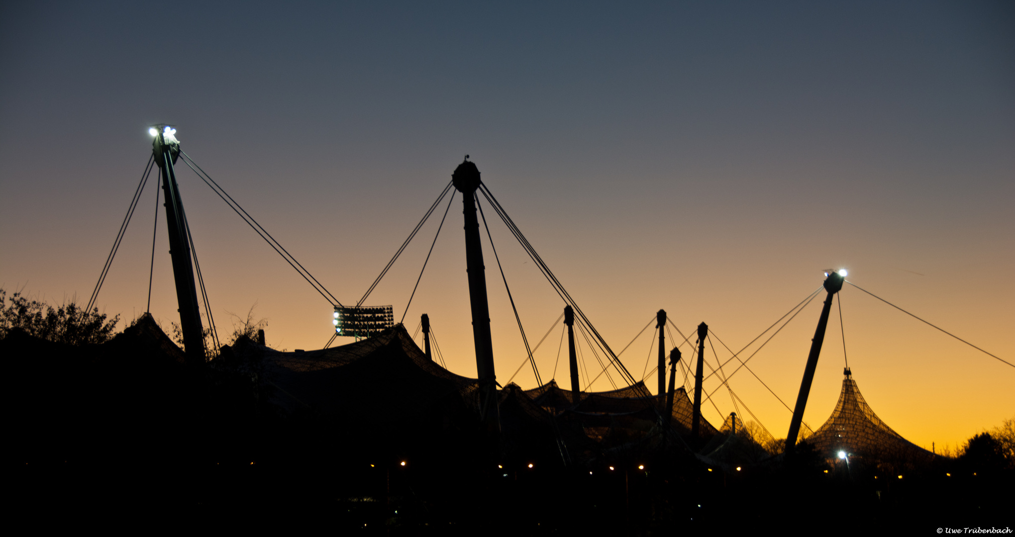 Zeltdachkonstruktion im Abendlicht