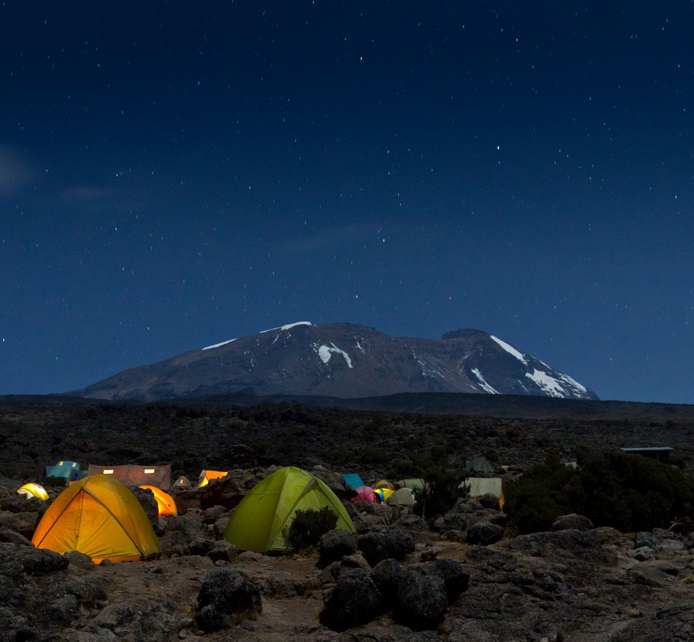 Zeltdorf am Fuße des Kilimanjaro