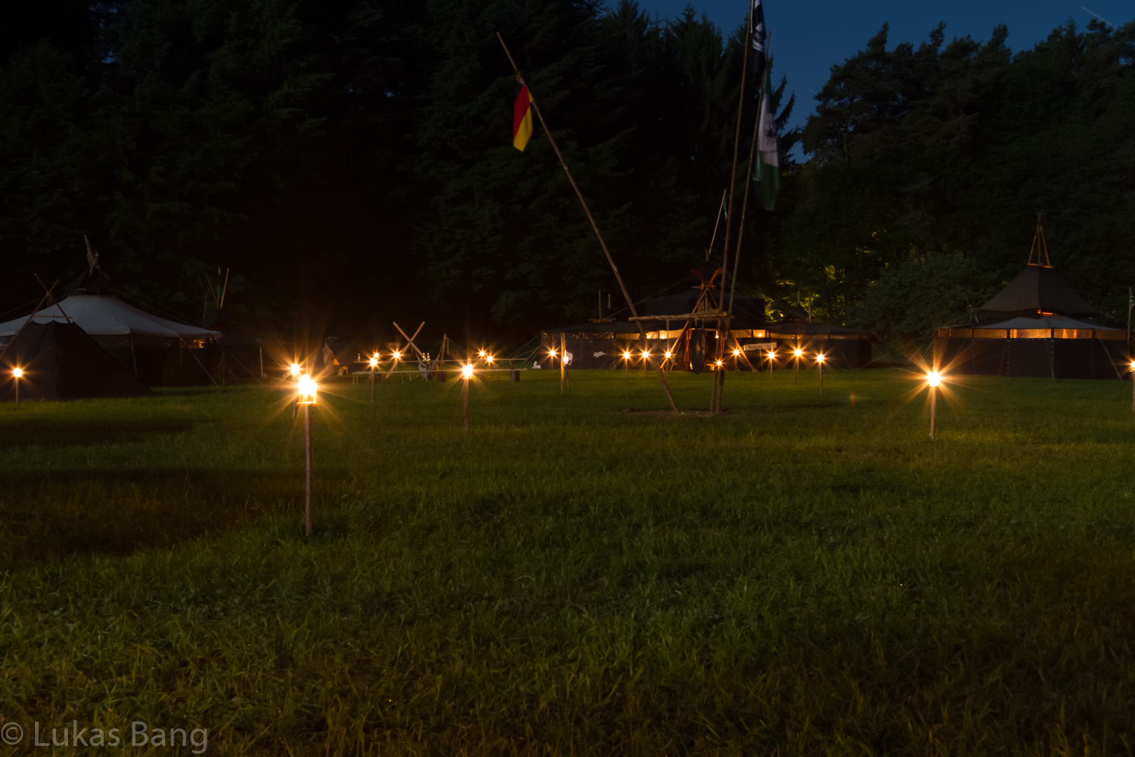 Zeltlager bei Nacht