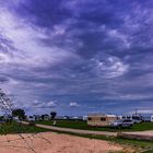 Zeltplatz unter einem schönen Wolkenhimmel