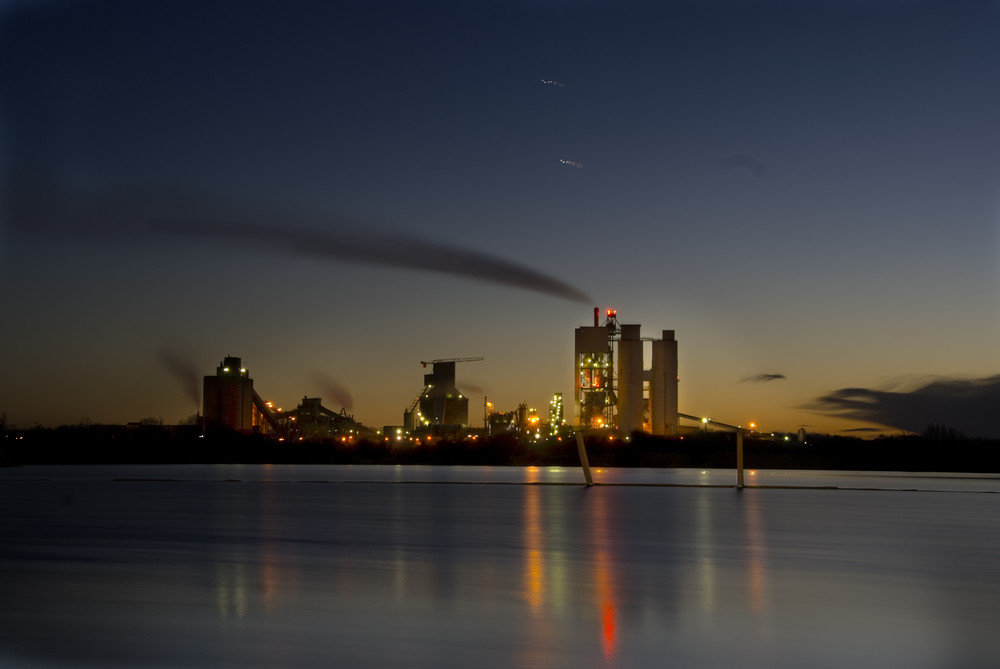 zementfabrik in der nacht