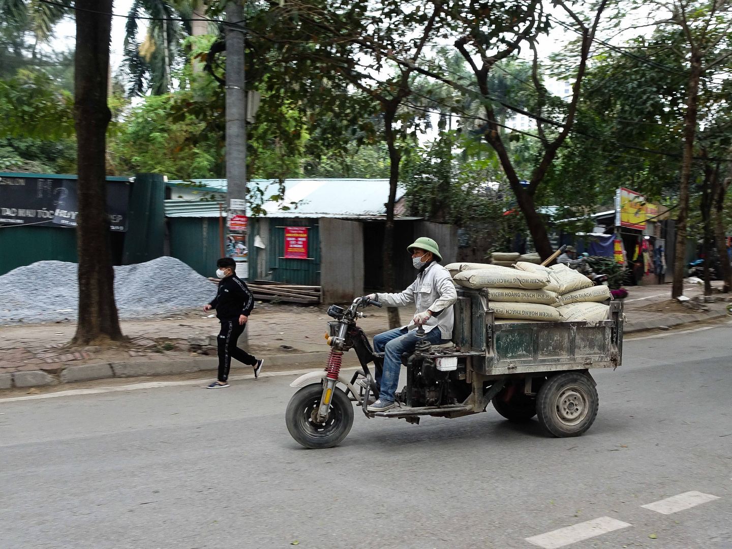 Zementtransport in Hanoi