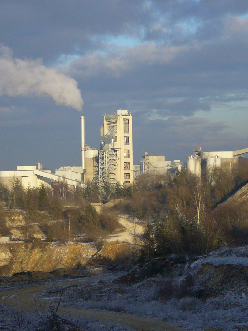 Zementwerk im Winter