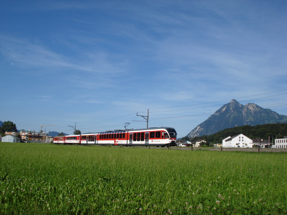 Zentralbahn in Sarnen mit Stanserhorn im Hintergrund