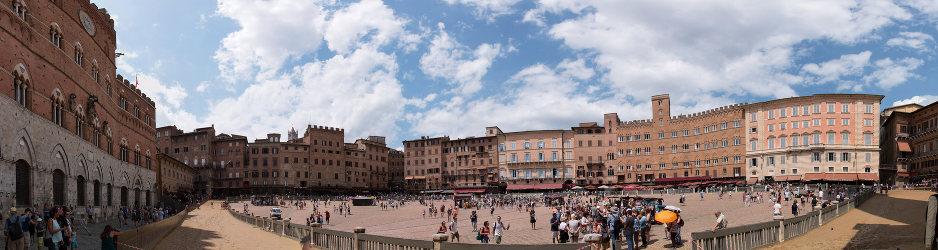 Zentraler Platz in Siena kurz vor dem Palio