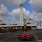 Zentraler Platz vor dem Leuchtturm mit Geschäften in Noordwijk / Niederlande