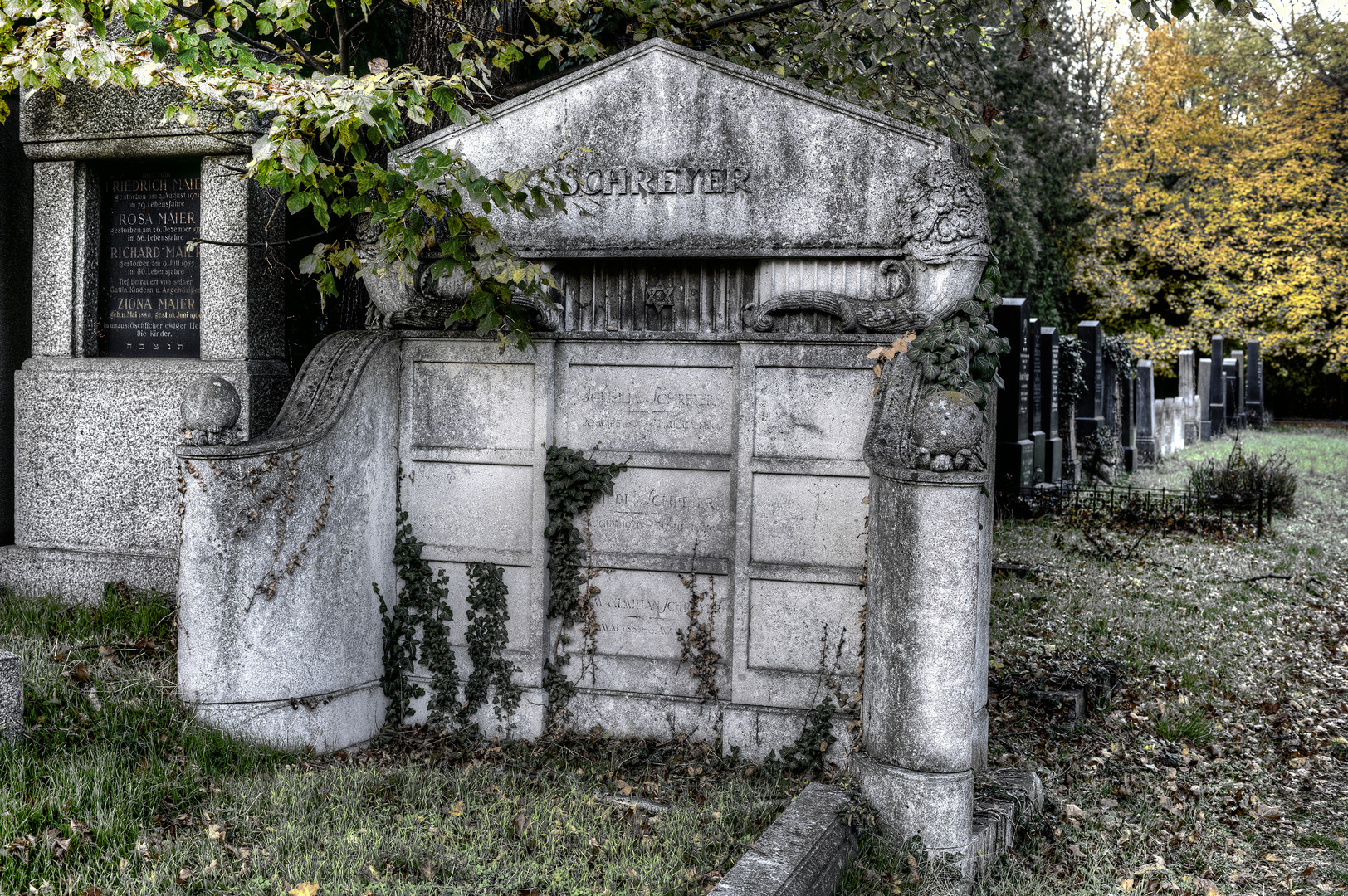 Zentralfriedhof, 1. Tor