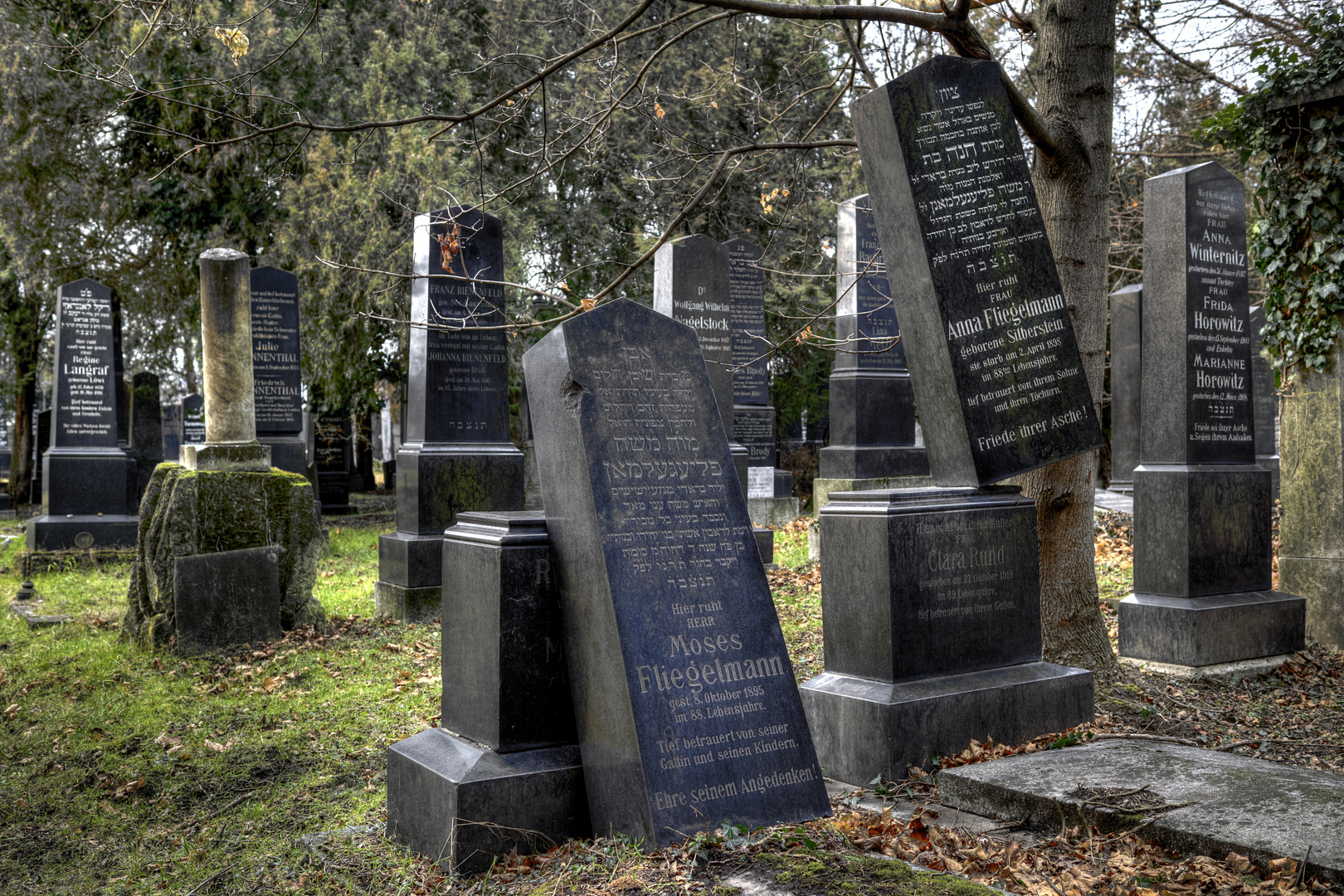 Zentralfriedhof, 1. Tor