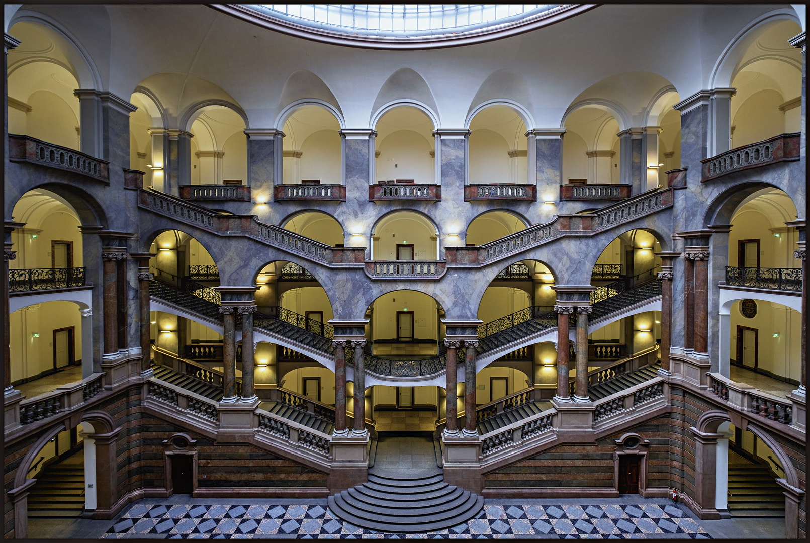 Zentralhalle Justizpalst-München Treppenansicht