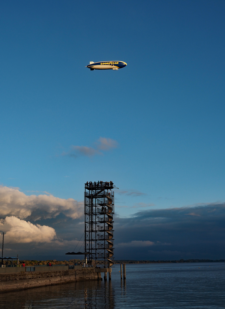 Zeppelin am Abend