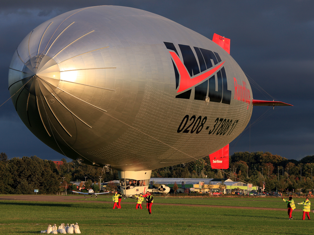 Zeppelin am Flughafen Essen Mülheim