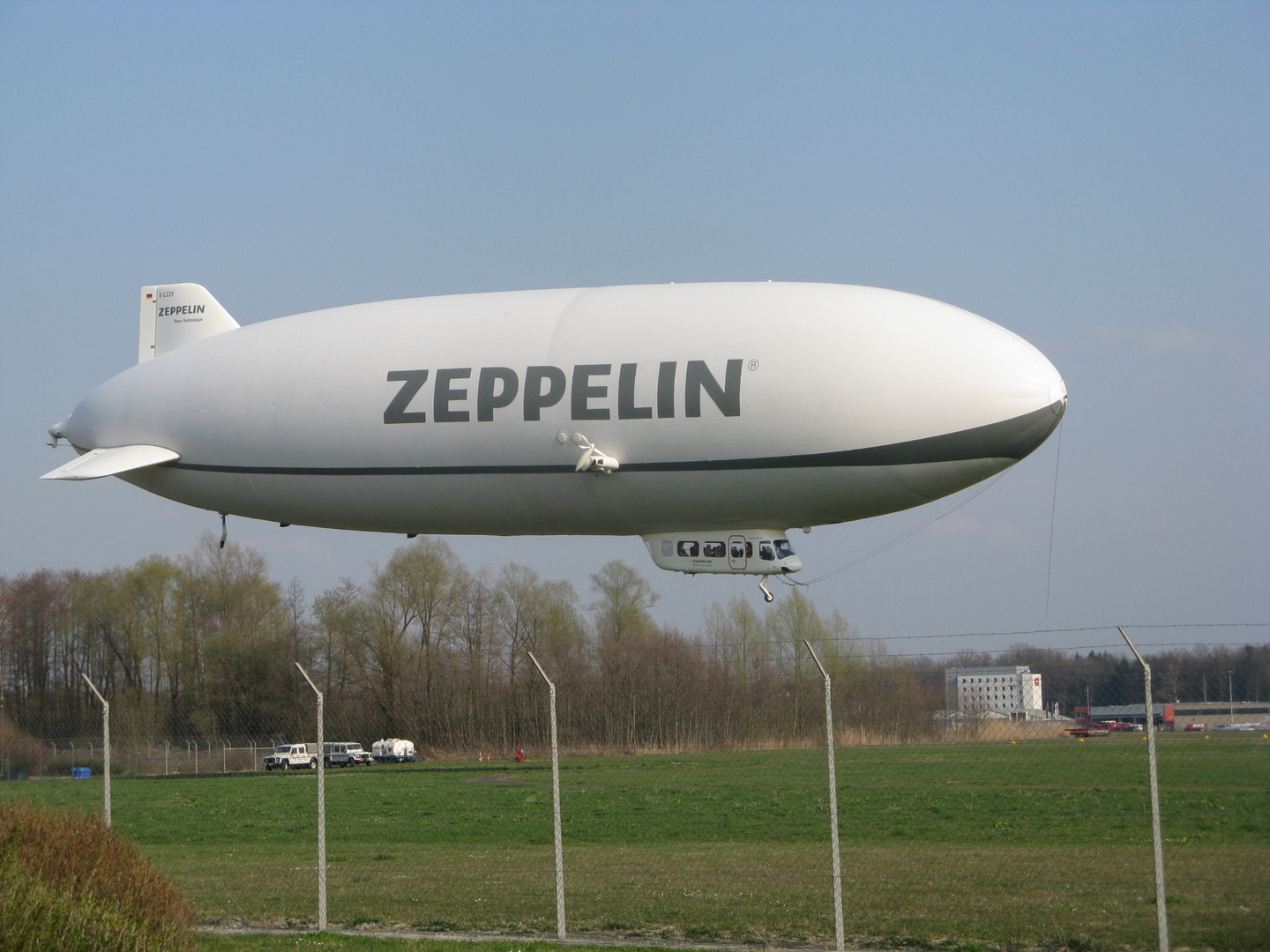 Zeppelin am Flughafen Friedrichshafen