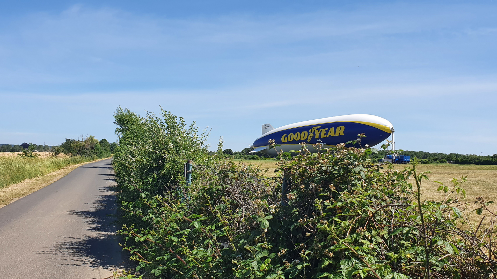 Zeppelin am Flughafen Hangelar