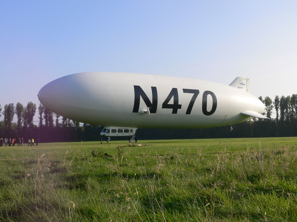 Zeppelin auf Segelflugplatz Holzwickede-Hengsen