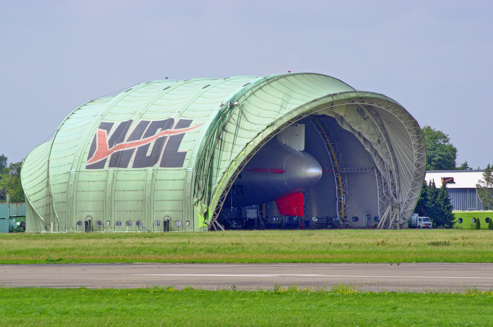 Zeppelin- (Blimp-) Garage