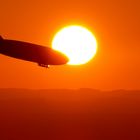 Zeppelin fliegt in den Sonnenuntergang 