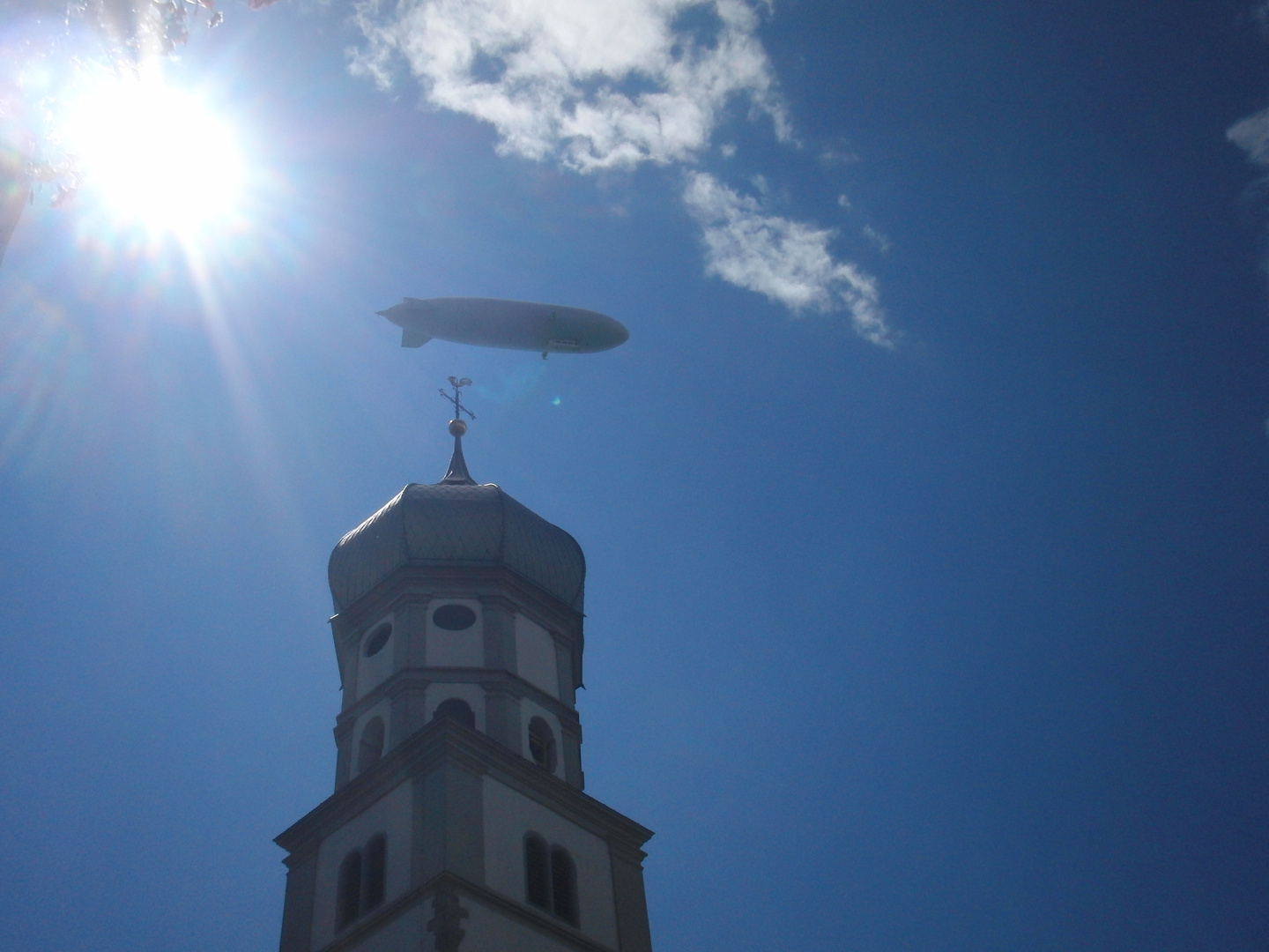 Zeppelin im Sonnenlicht