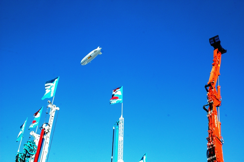 Zeppelin über das Gelände der BAUMA in München (2010)