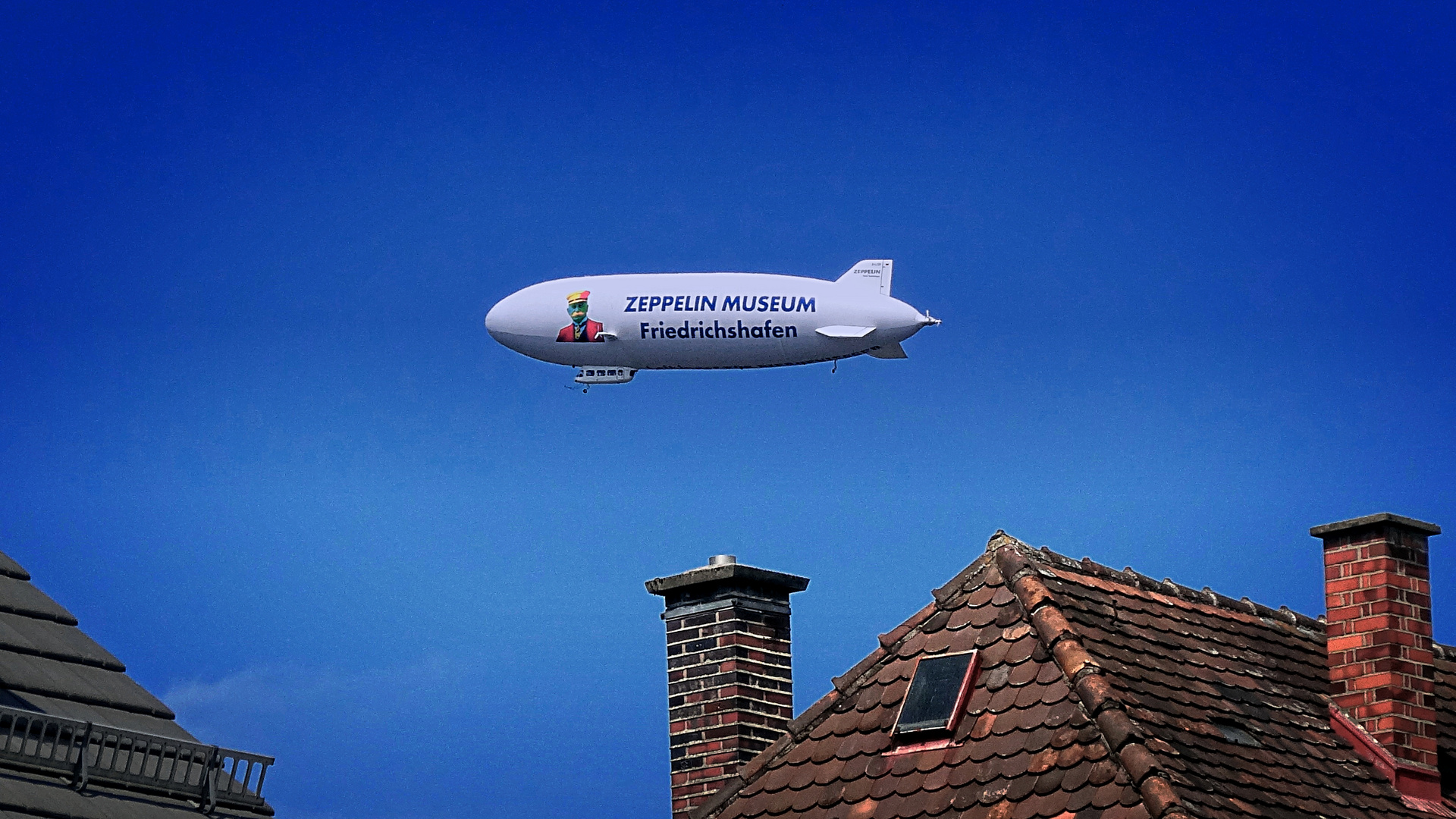 zeppelin über den dächern von friedrichshafen