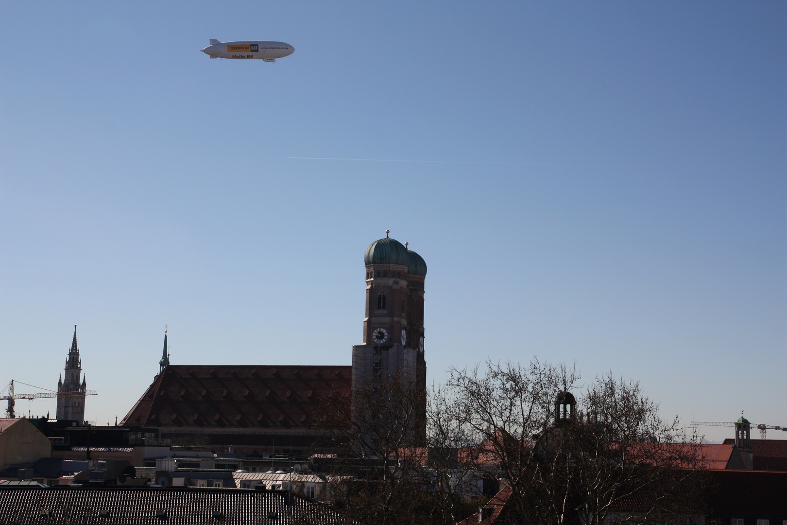 Zeppelin über Frauenkirche